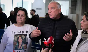 שלטים הוחרמו, אם שכולה פרצה בבכי