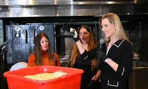 צפו: הפרשת חלה במפגש החברים של ערוץ 7