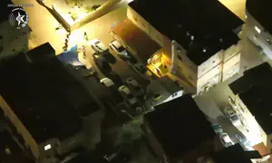 השוטרים מפתיעים את החמוש - ועוצרים אותו