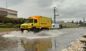 הסופה מכה בעוצמה: צפו בהצפות ובחילוצים