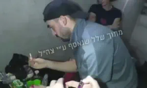 ששת החטופים שנרצחו שרים ומדליקים חנוכיה