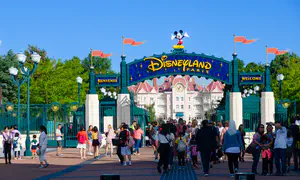 סערה סביב פרסומת חג של דיסני+