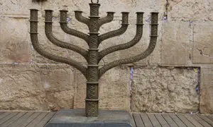 Выживший в плену зажёг первую свечу Хануки у Западной стены