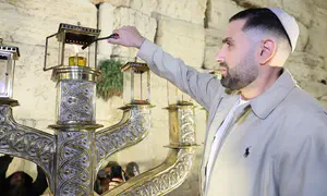 שורד השבי הדליק נר ראשון בכותל המערבי