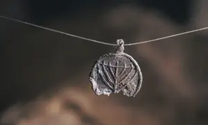 Rare pendant decorated with a menorah uncovered on Temple Mount