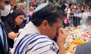 השר שיקלי הניח תפילין בזירת הטבח בסידני