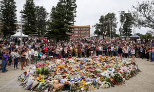 Former PM John Howard lays flowers at Bondi Beach vigil