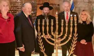 Netanyahu and Huckabee light candles with IDF troops