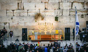 Зажигание третьей свечи Хануки у Западной стены
