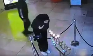 Арабская женщина со злостью задула ханукальные свечи. Видео