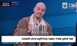 איתן מור מדליק חנוכייה באולפן החדשות