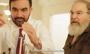 צפו: ממדאני מדליק נרות חנוכה