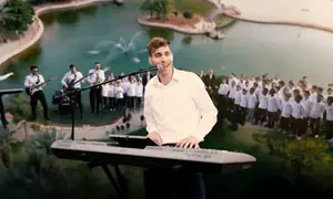 אפי פוטולסקי עם מחרוזת מקפיצה לחנוכה