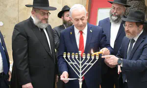 נתניהו הדליק נר חנוכה עם שליחי חב"ד