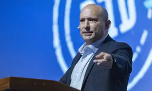 בנט במתקפה: לשכת נתניהו בגדה במדינה