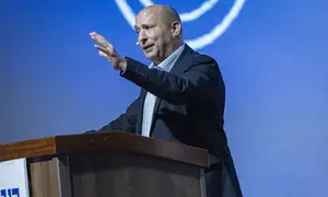 העיתונאים תקפו: בנט הולך בדרכו של נתניהו