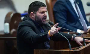 אלמוג כהן חשף מידע דרמטי במליאה