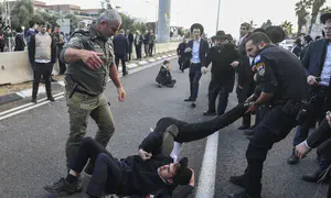 שוטר סוטר לילד, חונק ומטיח אותו על הקרקע