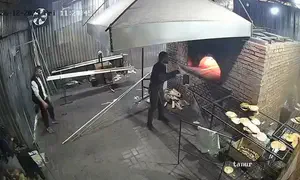 צפו: טיל פגע בסמוך למאפיית מצות באומן