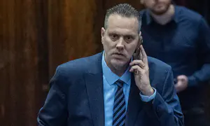 האמן כינה את מיקי זוהר צ'חצ'ח, השר הגיב