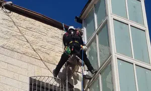 צפו: פועל נלכד בגובה - וחולץ