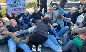 מפגיני שמאל קשרו עצמם מול העליון