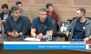 עימות סוער: "אתה רוצה חיילים או קולות?"