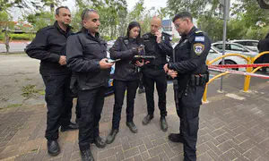 Man threatens to harm himself, sets policemen on fire