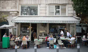 Chef attacked for tying ponytail near haredi man