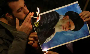 "חמינאי הועבר לבונקר תת-קרקעי בטהרן"