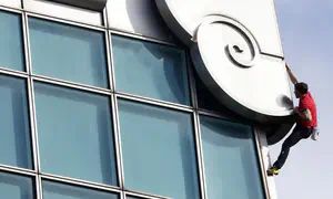 האיש שטיפס על גורד שחקים - בשידור חי