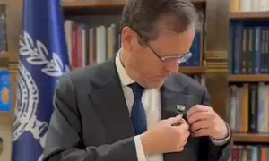 צפו: הנשיא הרצוג מסיר את סיכת החטופים