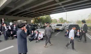 חרדים קיצוניים חוסמים את כביש 4