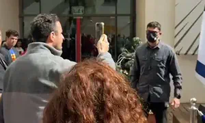 מפגין שמאל התפרץ לנאום של השר זוהר