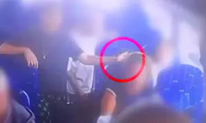 Поднёс зажигалку и поджёг волосы. Видео