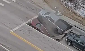 הכביש קרס בפתאומיות - כלי רכב צנחו לבולען