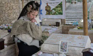 Emunah visits her fallen soldier husband’s grave