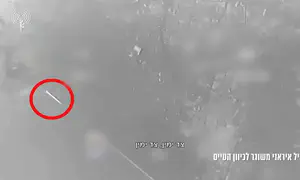 תיעוד דרמטי: טייס קרב מתחמק מטיל איראני