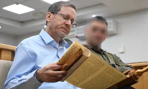 הרצוג קרא מגילה עם לוחמי דובדבן