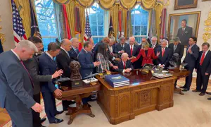 צפו: תפילה עבור הנשיא טראמפ בחדר הסגלגל