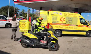 רגע נפילת שברי היירוט סמוך לתחנת דלק בת"א