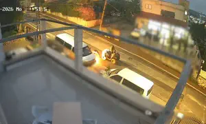 תיעוד: בן 17 הצית רכב - ונדלק בעצמו