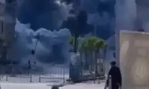 תיעוד: בניין הופל מול המצלמה