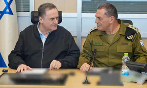 שר הביטחון: "ההנהגה האיראנית נמלטת"