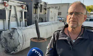 «Упал фрагмент ракеты»? Вот как это выглядит вблизи