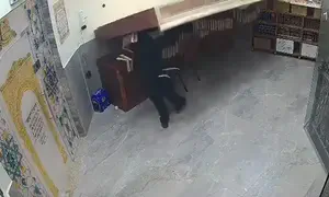 ארון הספרים קרס - המתפלל ניצל