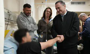 הלוחם שנפצע לשר הביטחון: לא לעצור בלבנון