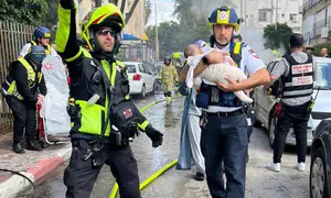 9 פצועים קל, בהם תינוק, מטיל מצרר במרכז