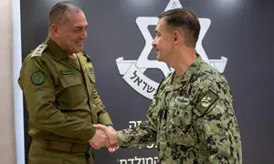 מפקד פיקוד המרכז האמריקני נחת בישראל