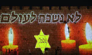טלאי צהוב ו"יזכור" על חומות העיר העתיקה